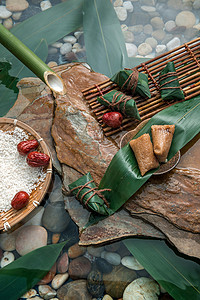 枣和粽子米流水下的粽叶和粽子背景