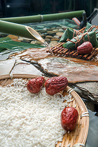 樱桃免抠素材流水下的糯米红枣和粽子背景