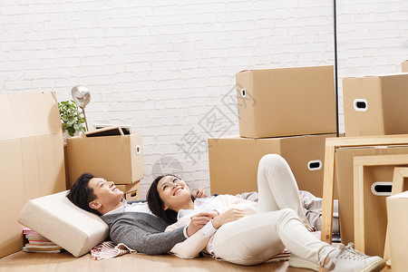 家装满意爱年轻夫妇躺在地板上图片
