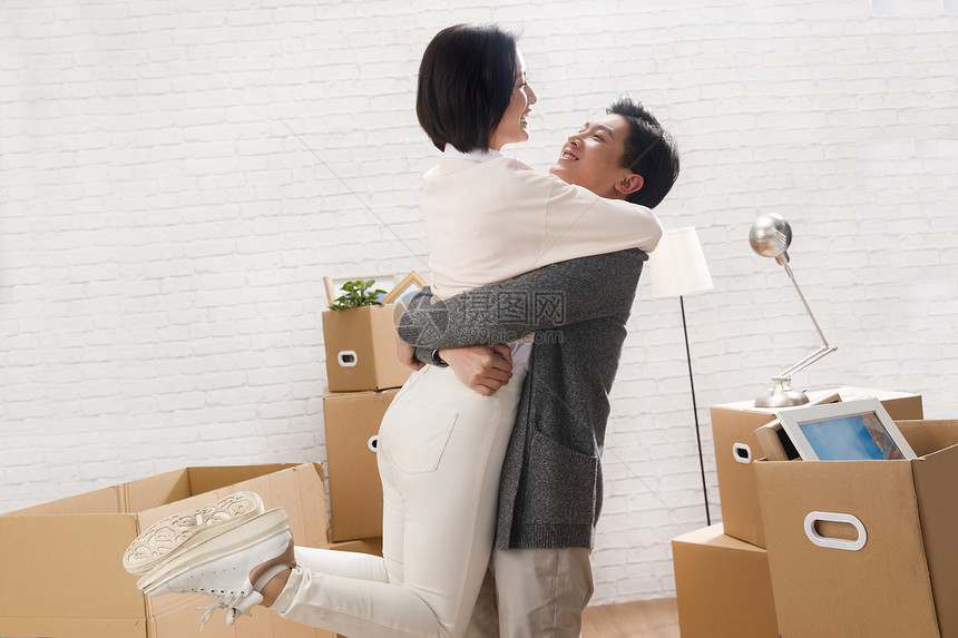 亚洲人成年人住宅房间年轻夫妇拥抱图片