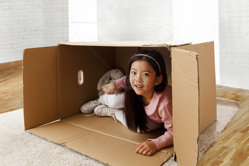 公寓儿童活力小女孩藏在纸箱里图片