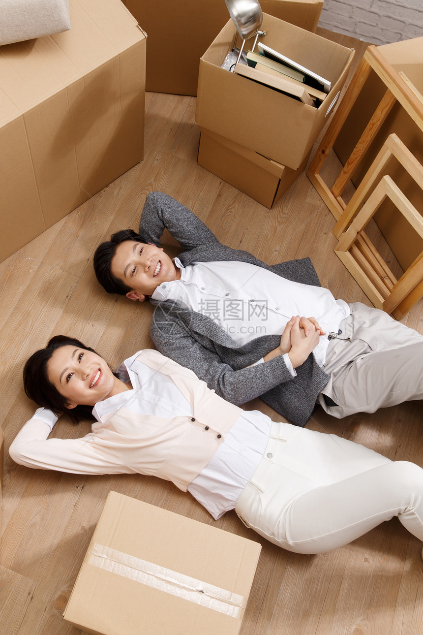 盒子人家庭年轻夫妇躺在地板上图片