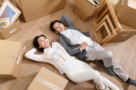 乐趣水平构图起居室年轻夫妇躺在地板上图片