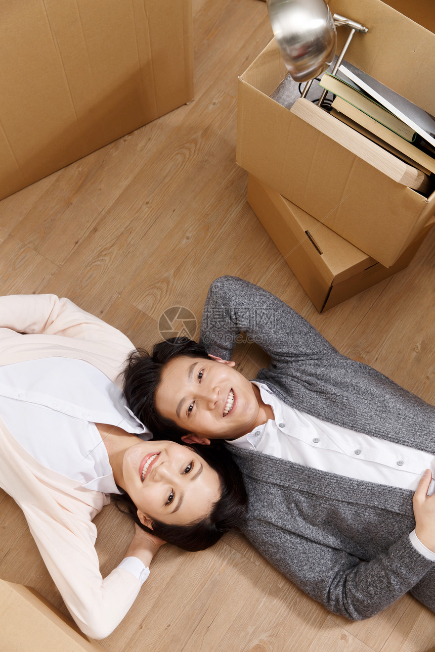 彩色图片包装起居室年轻夫妇躺在地板上图片