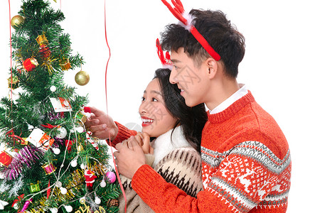 浪漫户内愉悦快乐的青年情侣过圣诞节图片