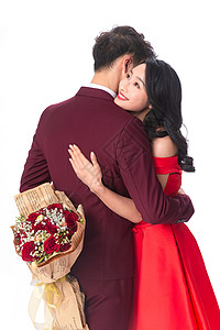 满意情侣正装青年男人给女朋友送玫瑰花图片