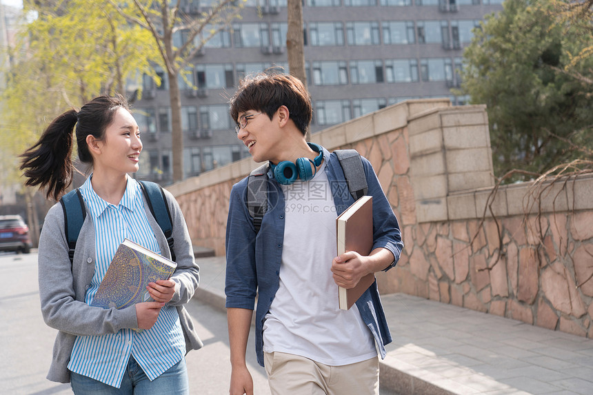 学校休闲高等教育大学生情侣在校园里图片