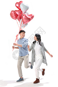 人20多岁满意浪漫情侣拿着心形气球图片