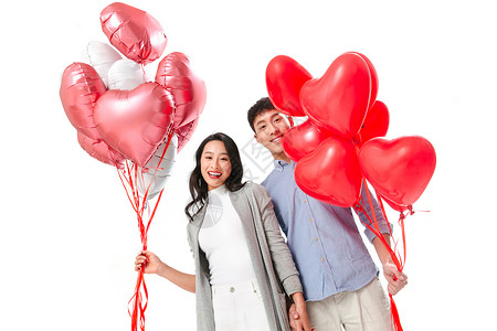 愉悦欢乐庆祝浪漫情侣拿着心形气球图片