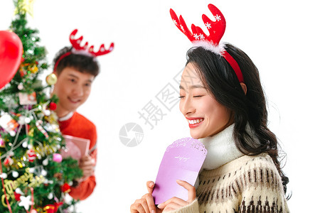 微笑圣诞装饰物毛衣青年男人送女朋友圣诞礼物图片