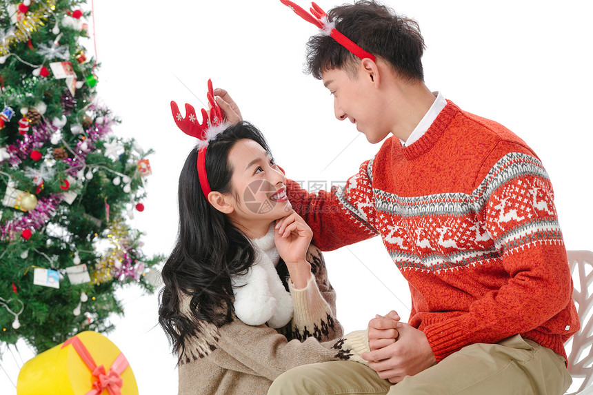 彩色图片满意影棚拍摄快乐的青年情侣过圣诞节图片