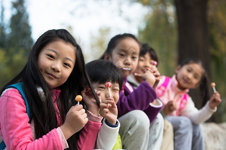 学龄儿童公园朋友可爱的男孩女孩在户外玩耍图片