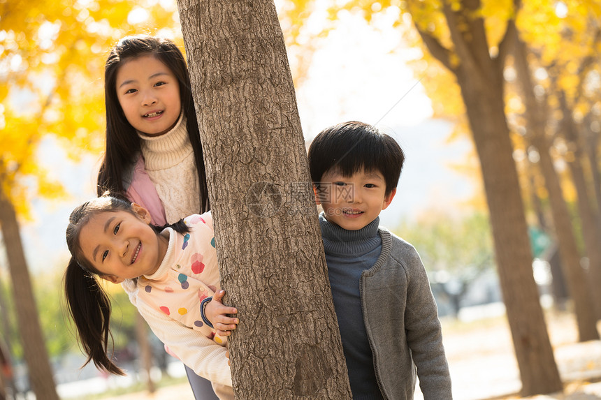 学龄儿童秋天东方人欢乐的男孩女孩在户外玩耍图片