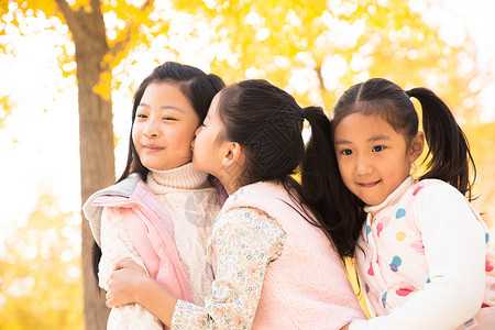 清新表现积极学龄儿童欢乐的小女孩在户外玩耍图片