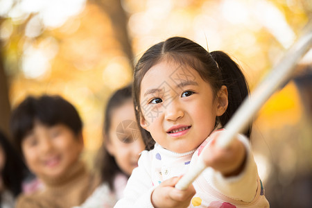 成一排活力伙伴小学生在拔河比赛高清图片