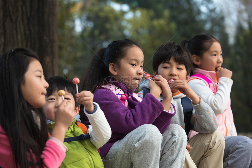 友谊五个人度假可爱的男孩女孩在户外玩耍图片