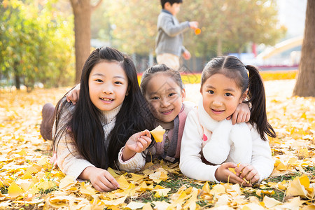北京活力高兴的可爱的男孩女孩在户外玩耍图片
