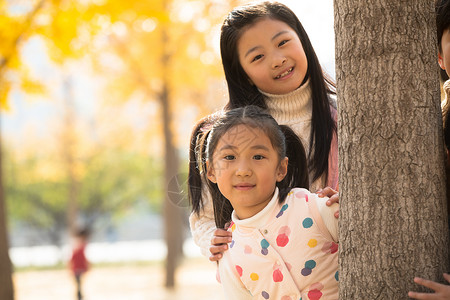 活力放松亚洲两个可爱的小女孩在户外玩耍图片