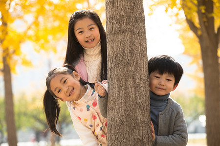 休闲活动秋天学龄儿童欢乐的男孩女孩在户外玩耍图片