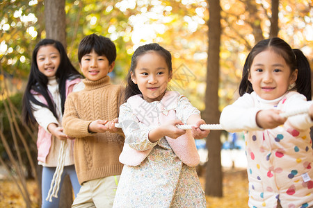 五个人水平构图休闲装小学生在拔河比赛高清图片