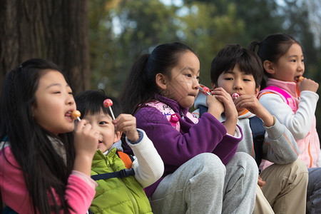 北京东亚健康的可爱的男孩女孩在户外玩耍图片