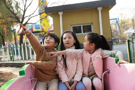 高兴的享乐亚洲男孩女孩坐过山车图片