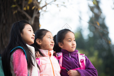 休闲装亚洲人儿童小学生在户外玩耍图片