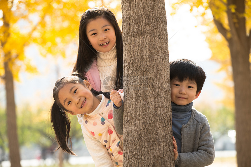 北京小学生休闲装欢乐的男孩女孩在户外玩耍图片