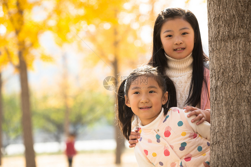 天真东方人两个可爱的小女孩在户外玩耍图片