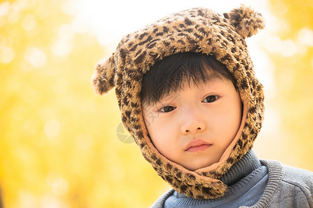 可爱熊形象乐趣秋游动物形象小男孩在户外玩耍背景