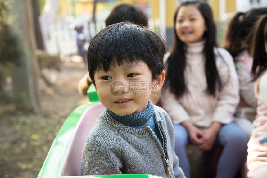 乐趣小学生6岁到7岁男孩女孩坐在游乐场玩耍图片