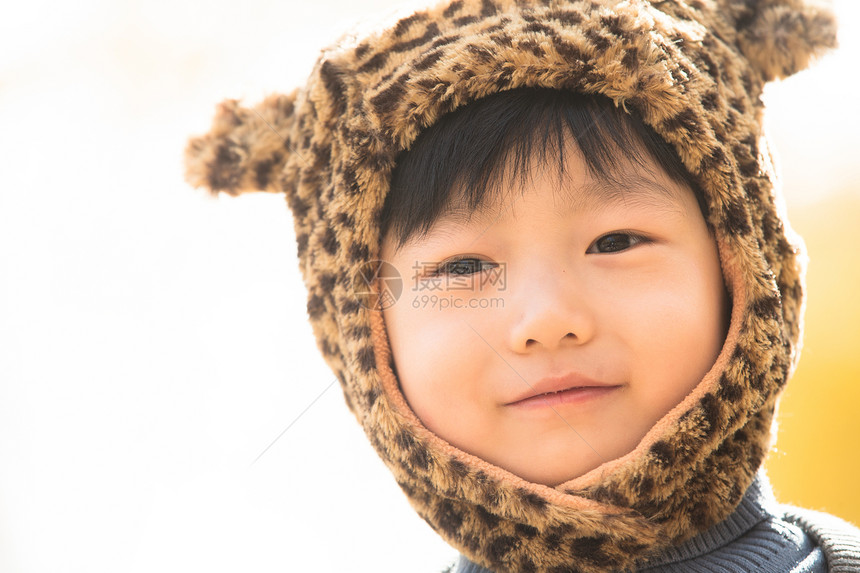 乐趣黄色园林小男孩在户外玩耍图片