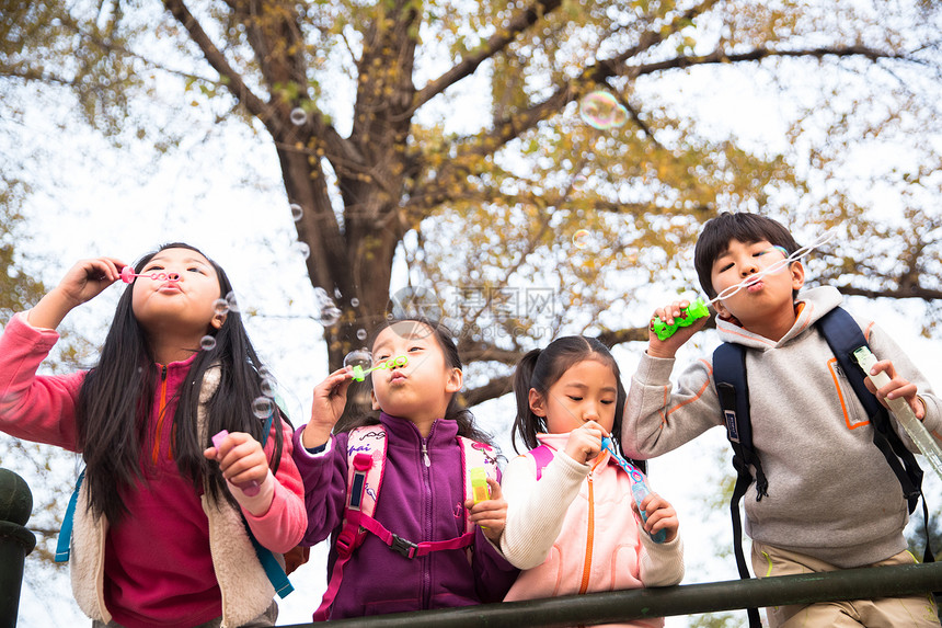 小学生在户外玩耍图片