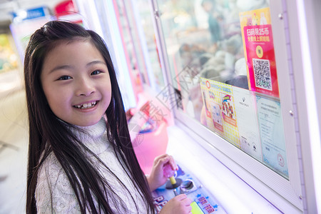 儿童游乐园海报彩色图片东方人幸福可爱的女孩在游戏厅玩耍背景