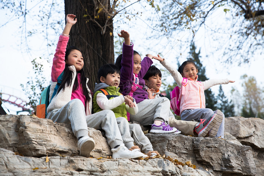 度假童年学龄儿童可爱的男孩女孩在户外玩耍图片