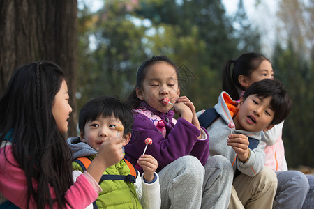 友谊北京健康的可爱的男孩女孩在户外玩耍图片