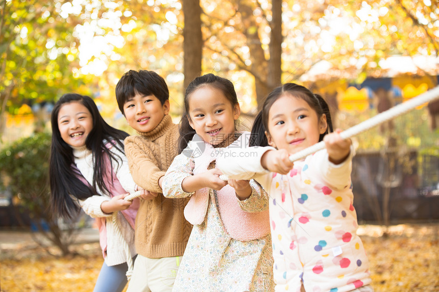 克服困难健康的朋友小学生在拔河比赛图片