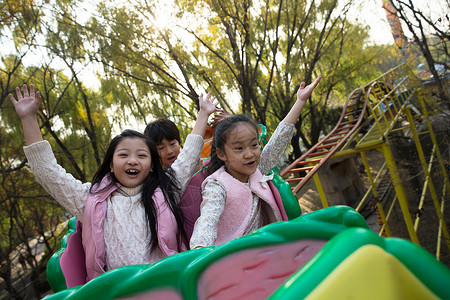 享乐户外周末活动男孩女孩坐过山车图片