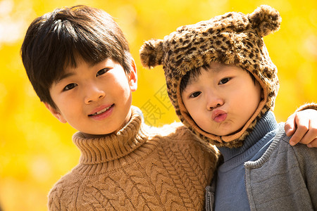 树林宠物服装动物形象两个男孩在户外图片