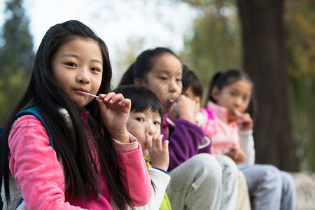 人周末活动户外活动可爱的男孩女孩在户外玩耍图片