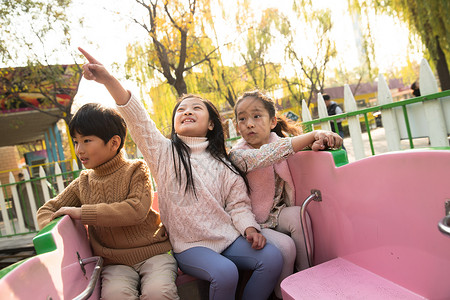 北京幸福男孩女孩坐过山车图片