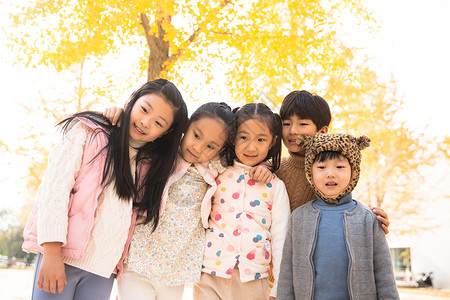 表现积极姐妹户外活动可爱的男孩女孩在户外玩耍图片