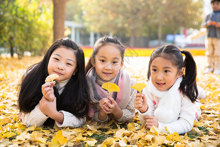 东亚休闲装北京可爱的男孩女孩在户外玩耍图片