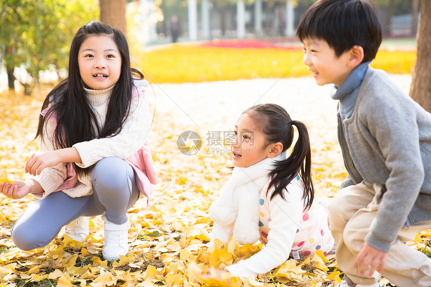 东亚10岁到11岁可爱的男孩女孩在户外玩耍图片