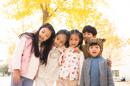 自然表现积极纯洁可爱的男孩女孩在户外玩耍图片