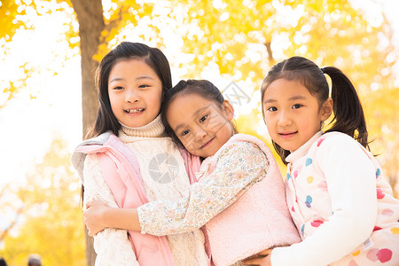 可爱的北京享乐欢乐的小女孩在户外玩耍图片