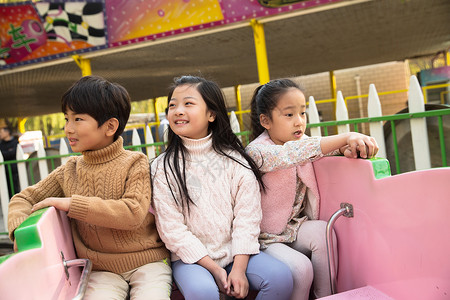 亚洲人幸福摄影男孩女孩坐过山车图片