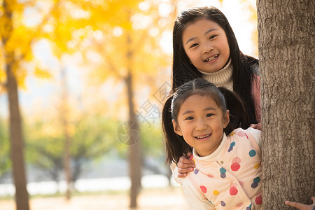 健康的表现积极两个可爱的小女孩在户外玩耍图片
