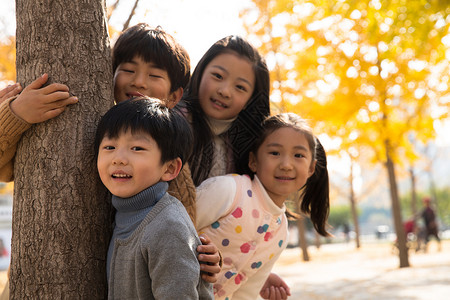 友谊4岁到5岁亚洲欢乐的男孩女孩在户外玩耍高清图片