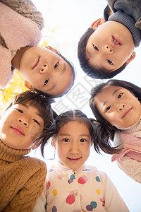 亚洲北京5到6岁欢乐的男孩女孩在户外玩耍图片